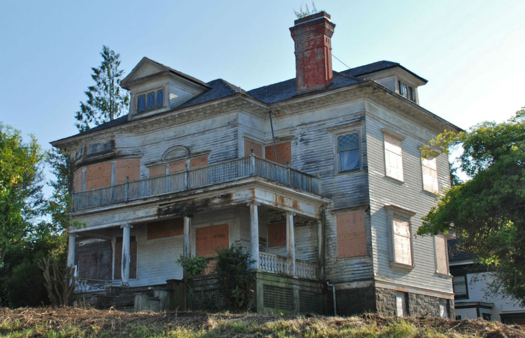 The Capt. George Conrad Flavel House prior to restoration. Image courtesy of Wikimedia Commons