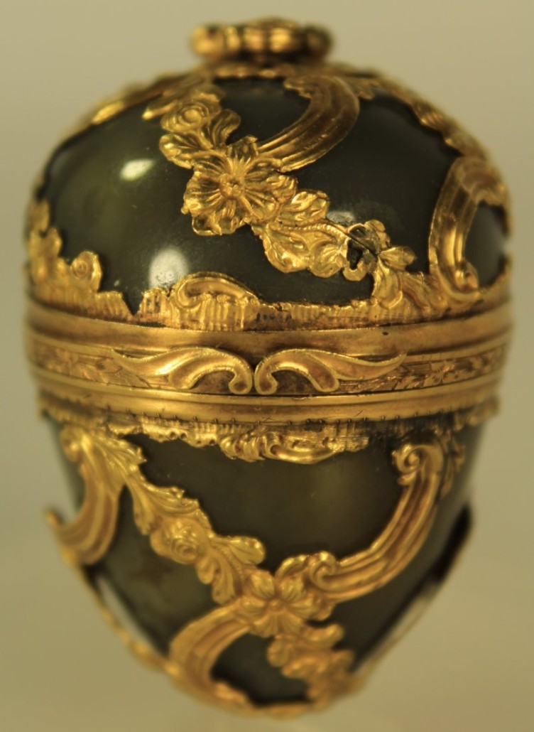 Gold egg-form pendant