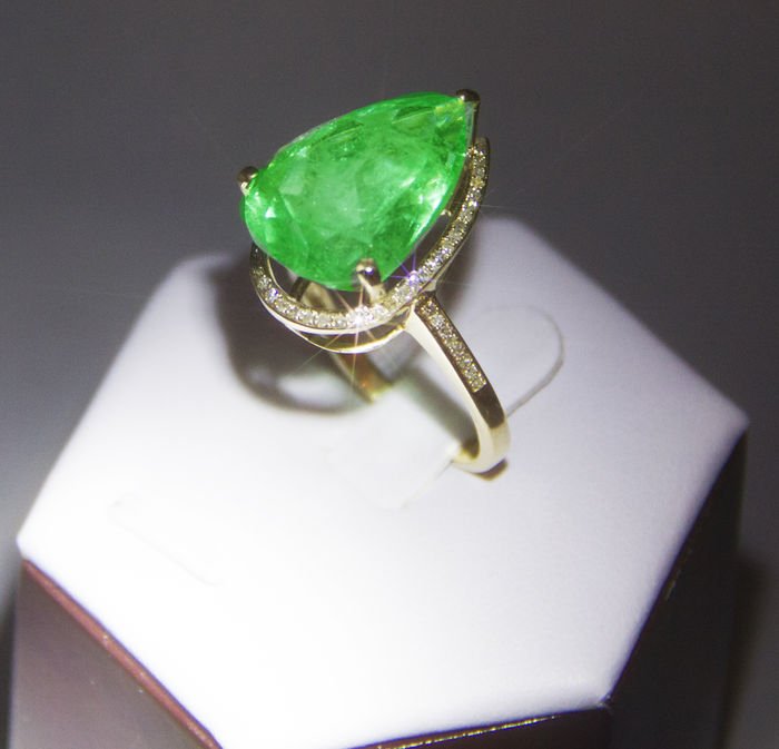 Pear-shape emerald and diamond ring in a 14K gold setting. Estimate: $6,000-$8,000. Jasper52 image
