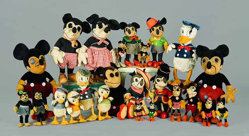 Pook & Pook’s gallery is overrun with mice, but the type everyone likes to have around – namely, early soft dolls of Mickey and Minnie, along with their duck pals Donald, Huey, Dewey and Louie.