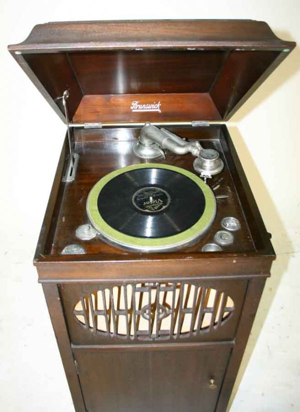 Early 1920s Brunswick console phonograph. Image courtesy of LiveAuctioneers archive and Grand View Antiques and Auction