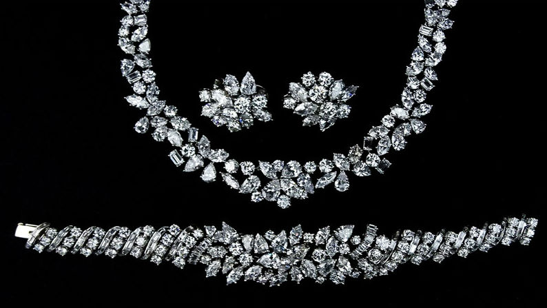 Magnificent 100.0 carat diamond and platinum necklace, bracelet and earring suite, which sold for $108,900. Kodner Galleries image