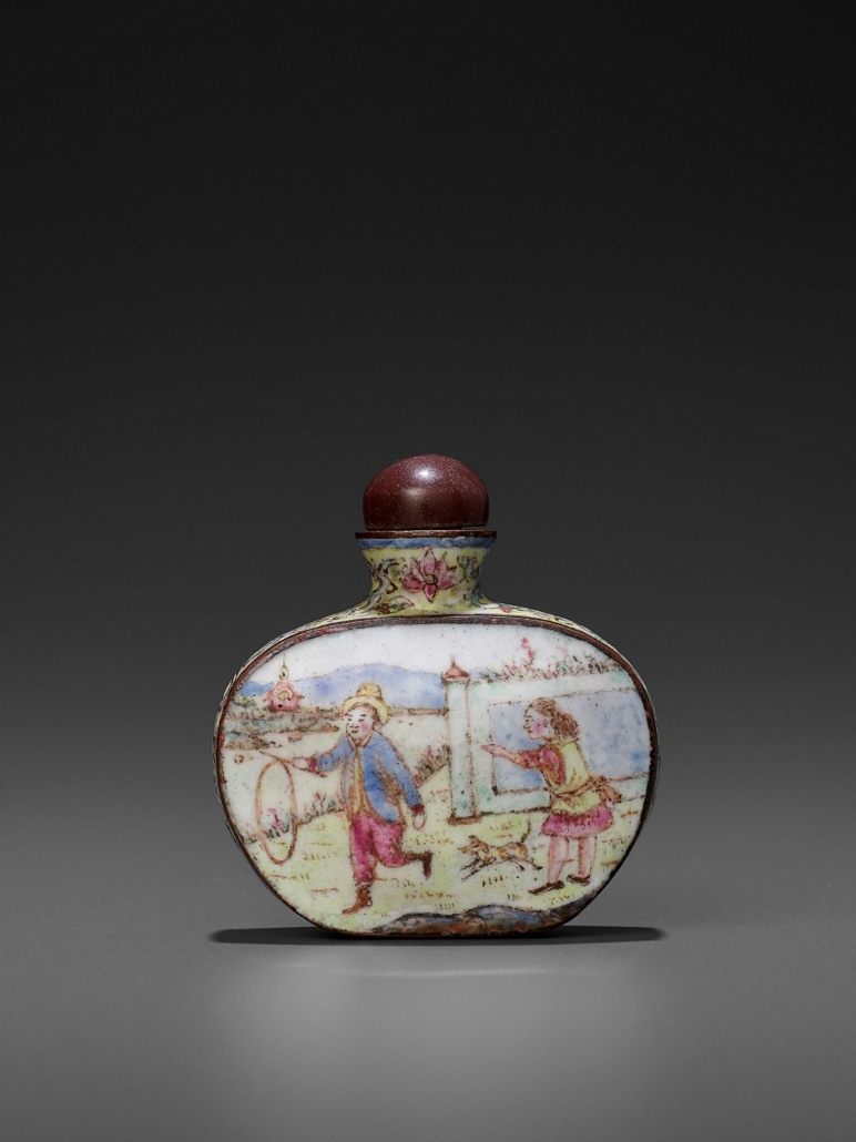 This heart-shaped Canton enamel bottle from 1735-1796, depicting European figures training dogs in a tranquil landscape, realized €4,500 ($5,293) plus the buyer’s premium at Galerie Zacke in Vienna, Austria in March 2021. Photo courtesy of Galerie Zacke and LiveAuctioneers.
