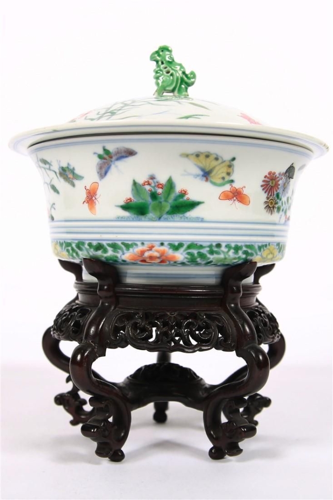 Chinese porcelain bowl with lid bearing Yongzheng markings