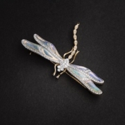 Dragonfly-shaped gold brooch, est. €600-€1,200