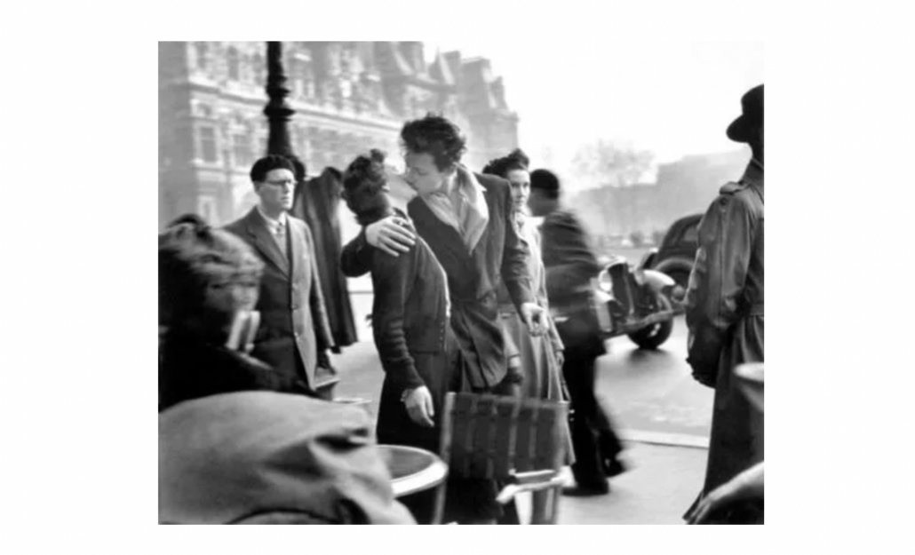 Robert Doisneau, ‘Le Baiser de l'hotel de ville (The Kiss by the Hotel de Ville),’ est. $100-$120