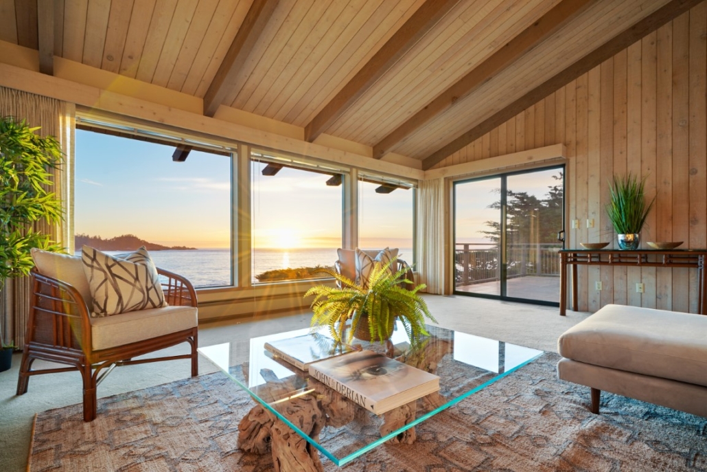 The windows of the living room of White’s home frame the California sunset to perfection. Courtesy of Sotheby’s International Realty and TopTenRealEstateDeals.com