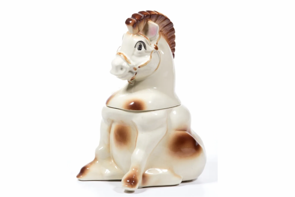 An American Bisque Sitting Horse cookie jar attained $160 plus the buyer’s premium in December 2015. Image courtesy of Jeffrey S. Evans & Associates and LiveAuctioneers