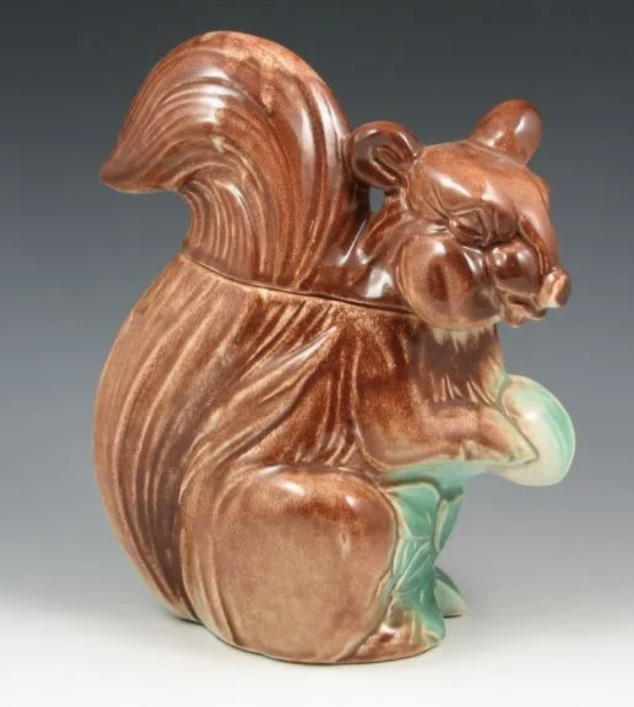 A mint-condition example of McCoy’s squirrel cookie jar brought $4,000 plus the buyer’s premium in November 2010. Image courtesy of Belhorn Auctions, LLC and LiveAuctioneers.