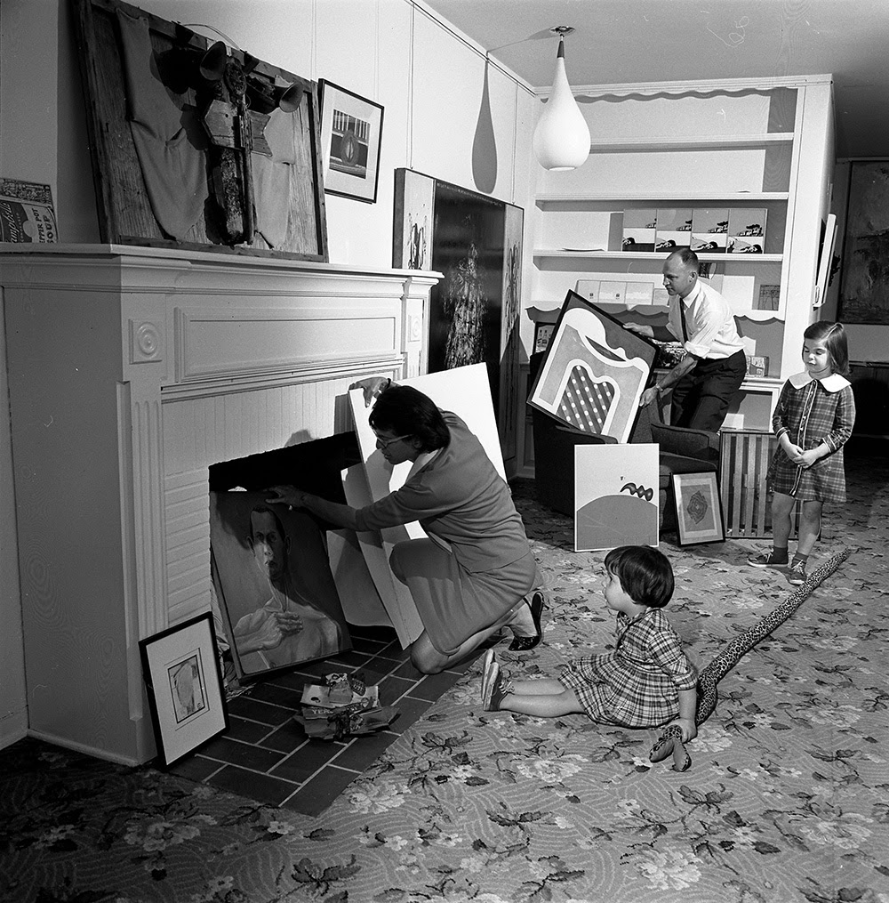 Diana Zlotnick arranging artwork at home, 1965. Photo: Los Angeles Times Photographic Archive, Library Special Collections, Charles E. Young Research Library, UCLA.