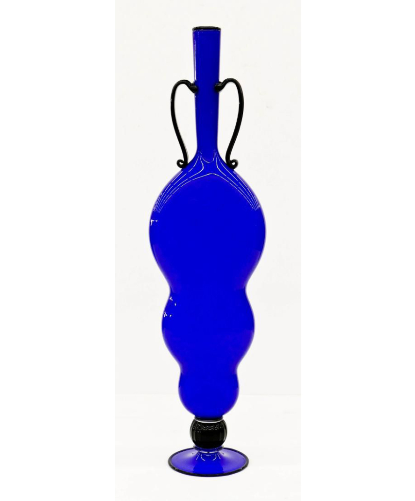 A Dante Marioni cobalt-colored Leaf vessel created in 1998 realized $2,500 plus the buyer’s premium in May 2017. Image courtesy of MBA Seattle Auction and LiveAuctioneers.