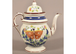 This Gaudy Dutch Butterfly pattern coffee pot sold for $11,000 plus the buyer’s premium in March 2022. Image courtesy of Conestoga Auction Company Division of Hess Auction Group and LiveAuctioneers.
