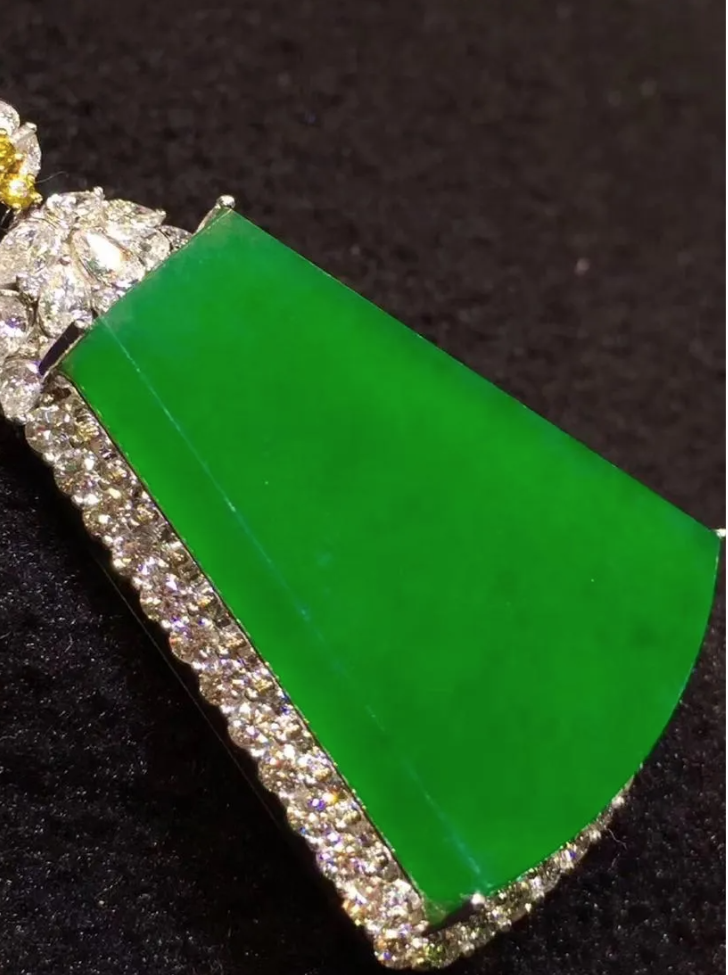 A natural icy green jadeite pendant realized $350,000 plus the buyer’s premium in October 2018. Image courtesy of Empire Auction House, Inc. and LiveAuctioneers.
