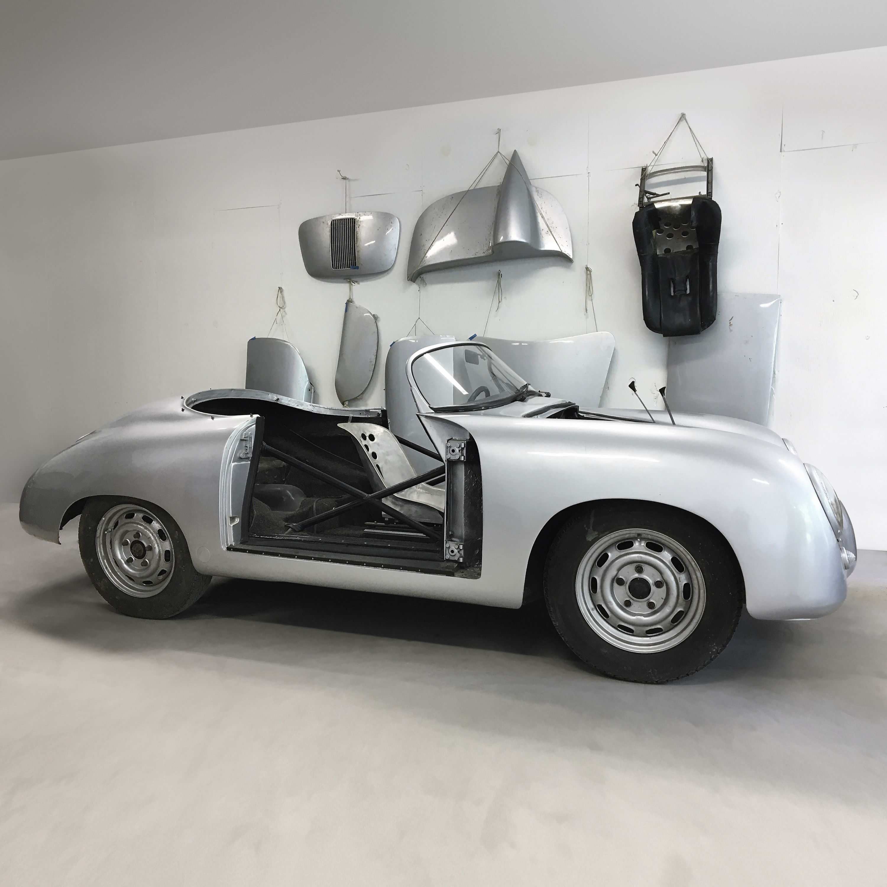 Robert Morris asked his assistant, Rolf Horst, to customize the Porsche 356 Speedster with an aluminum head fairing, passenger tonneau cover, alloy seat, and alloy rear wheel spats. Image courtesy of Rago/Wright/LAMA