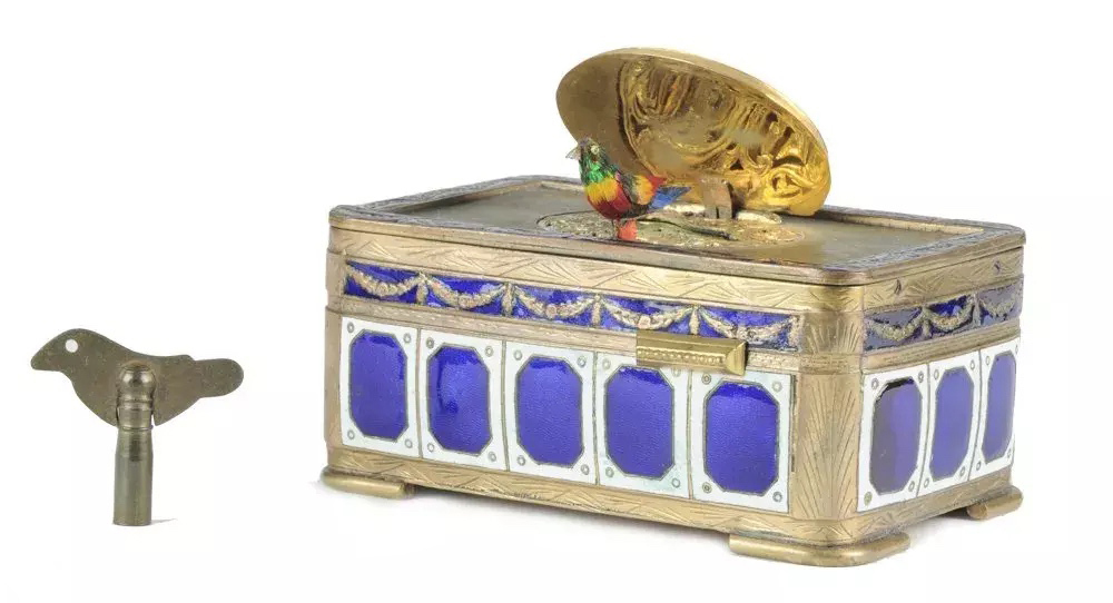 A non-functioning cloisonne music box from the 18th or 19th century earned $3,500 plus the buyer’s premium, presumably due to its lavish decorations, in May 2016. Image courtesy of Oakridge Auction Gallery and LiveAuctioneers