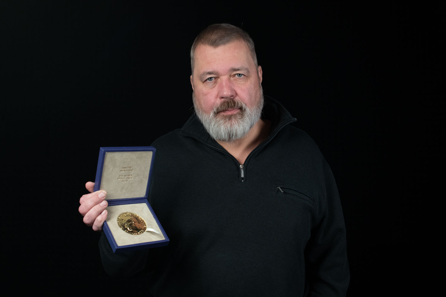 Russian journalist and editor-in-chief of the Novaya Gazeta newspaper Dmitry Muratov poses with his 2021 Nobel Peace Prize before it sold for $103.5 million. All proceeds have been given to UNICEF for its efforts in Ukraine and those affected by the war. Image courtesy of Heritage Auctions