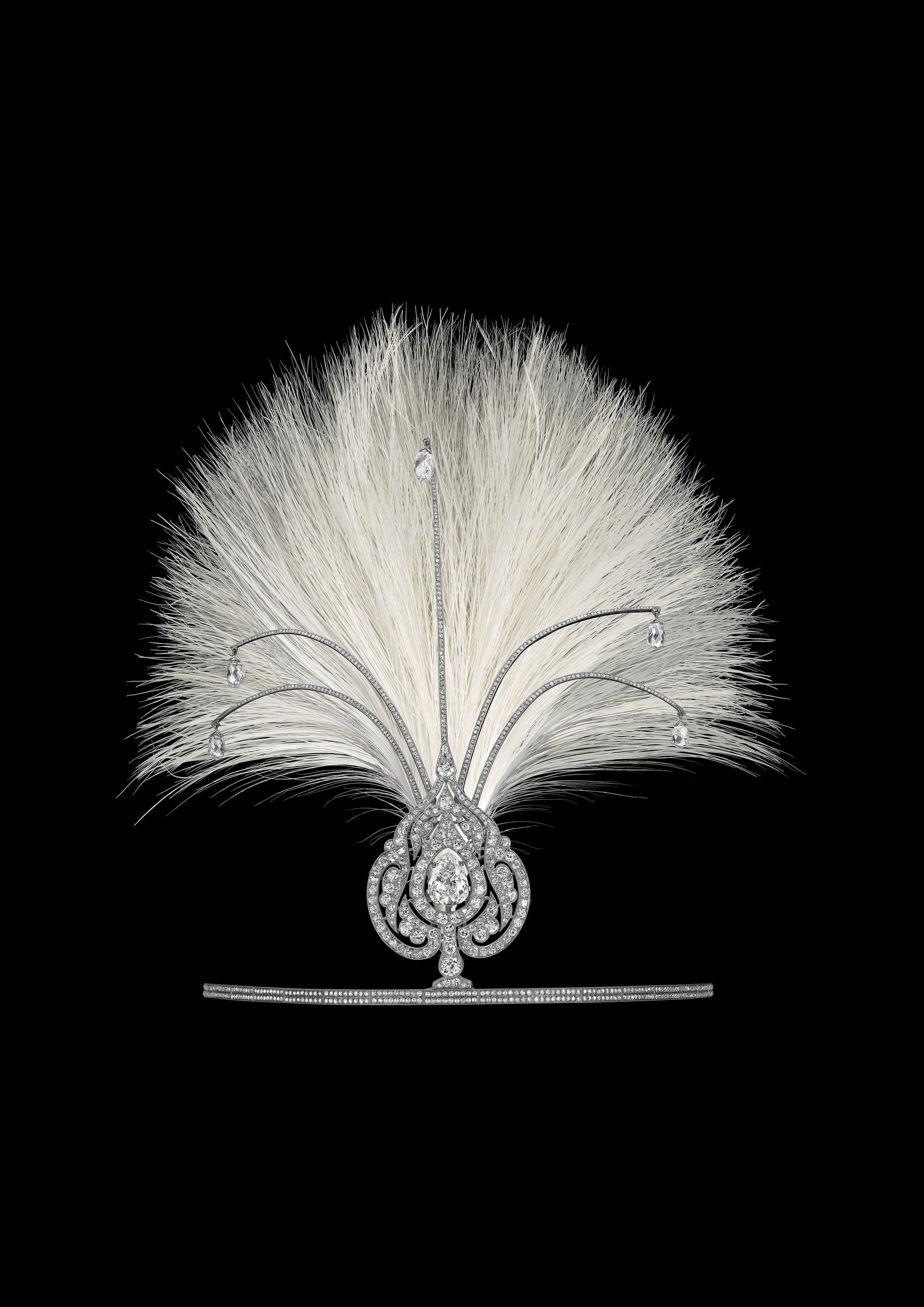 Head ornament, Cartier New York, circa 1924. Platinum, white gold, pink gold, one 4.01-carat pear-shaped diamond, five briolette-cut diamonds weighing 5.22 carats in total, round old-, single- and rose-cut diamonds, feathers, millegrain setting. Cartier Collection. Marian Gerard, Cartier Collection © Cartier 