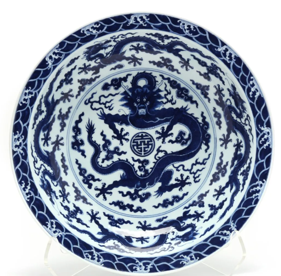 A Chinese imperial blue and white porcelain dragon dish realized $331,000 plus the buyer’s premium at Leland Little Auctions in January 2022. Image courtesy of Leland Little Auctions and LiveAuctioneers.