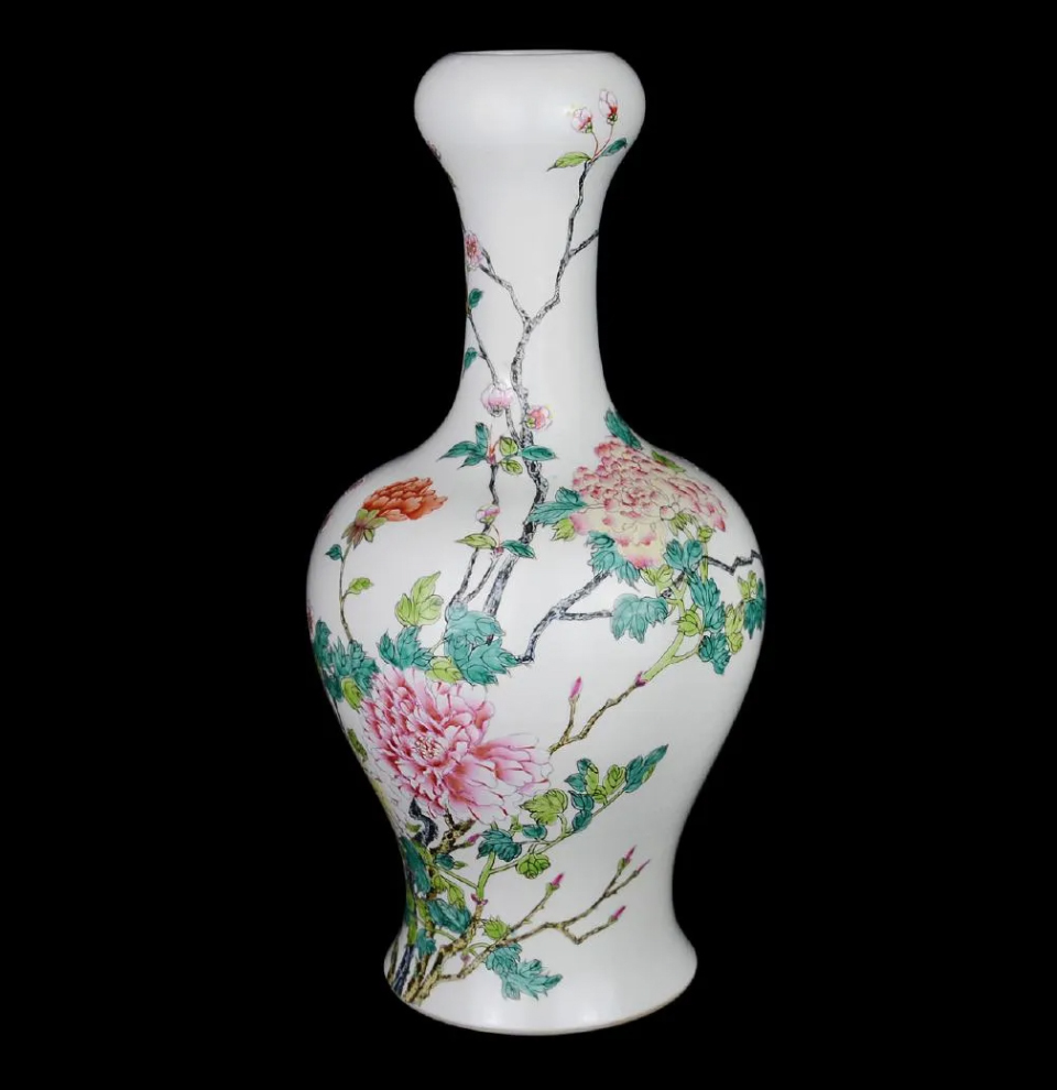A Qing famille rose Peony vase with a garlic head mouth attained $130,000 plus the buyer’s premium in June 2019. Image courtesy of Gianguan Auctions and LiveAuctioneers.
