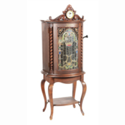 A 15.5in Regina Corona style 35 music box with an art glass front and an eight-day Seth Thomas clock earned $27,500 plus the buyer’s premium in June 2020. Image courtesy of Dan Morphy Auctions and LiveAuctioneers.