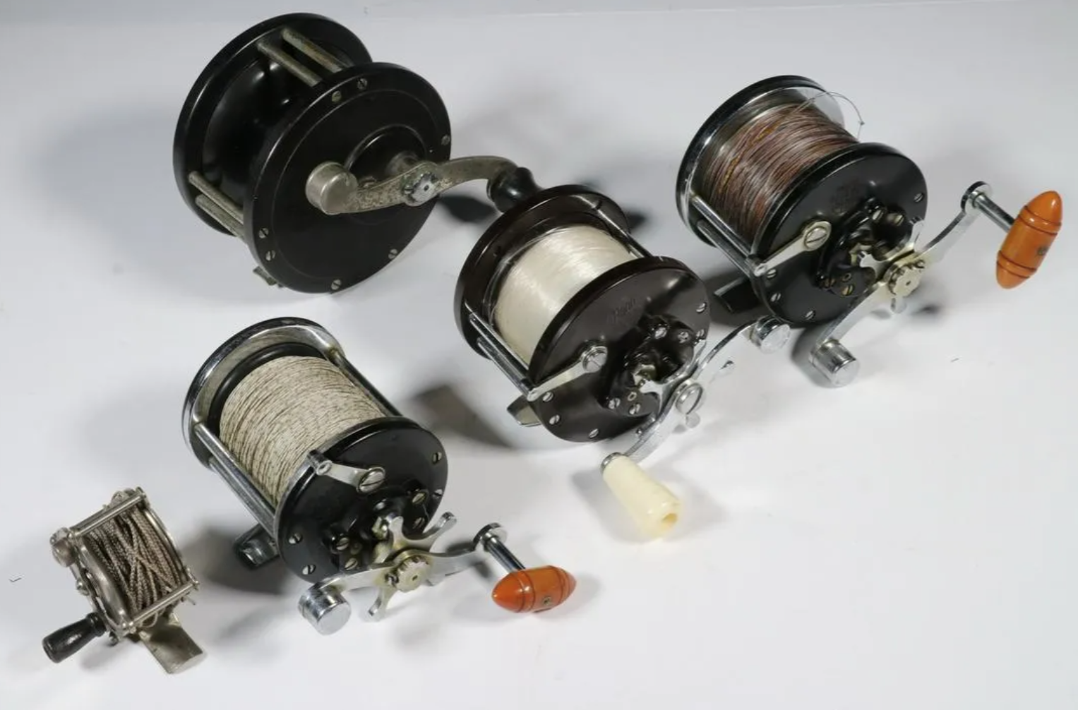 A lot of five vintage spinning reels made $250 in November 2020. Image courtesy of Thomaston Place Auction Galleries and LiveAuctioneers.