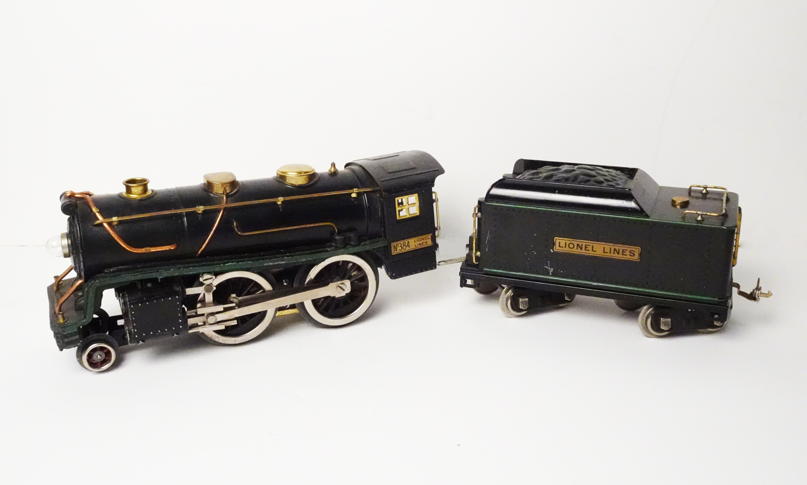 1930s Lionel standard-gauge steam engine #385 with #384-T tender. G to VG condition. Est. $250-$500. Image courtesy of Stephenson’s Auction