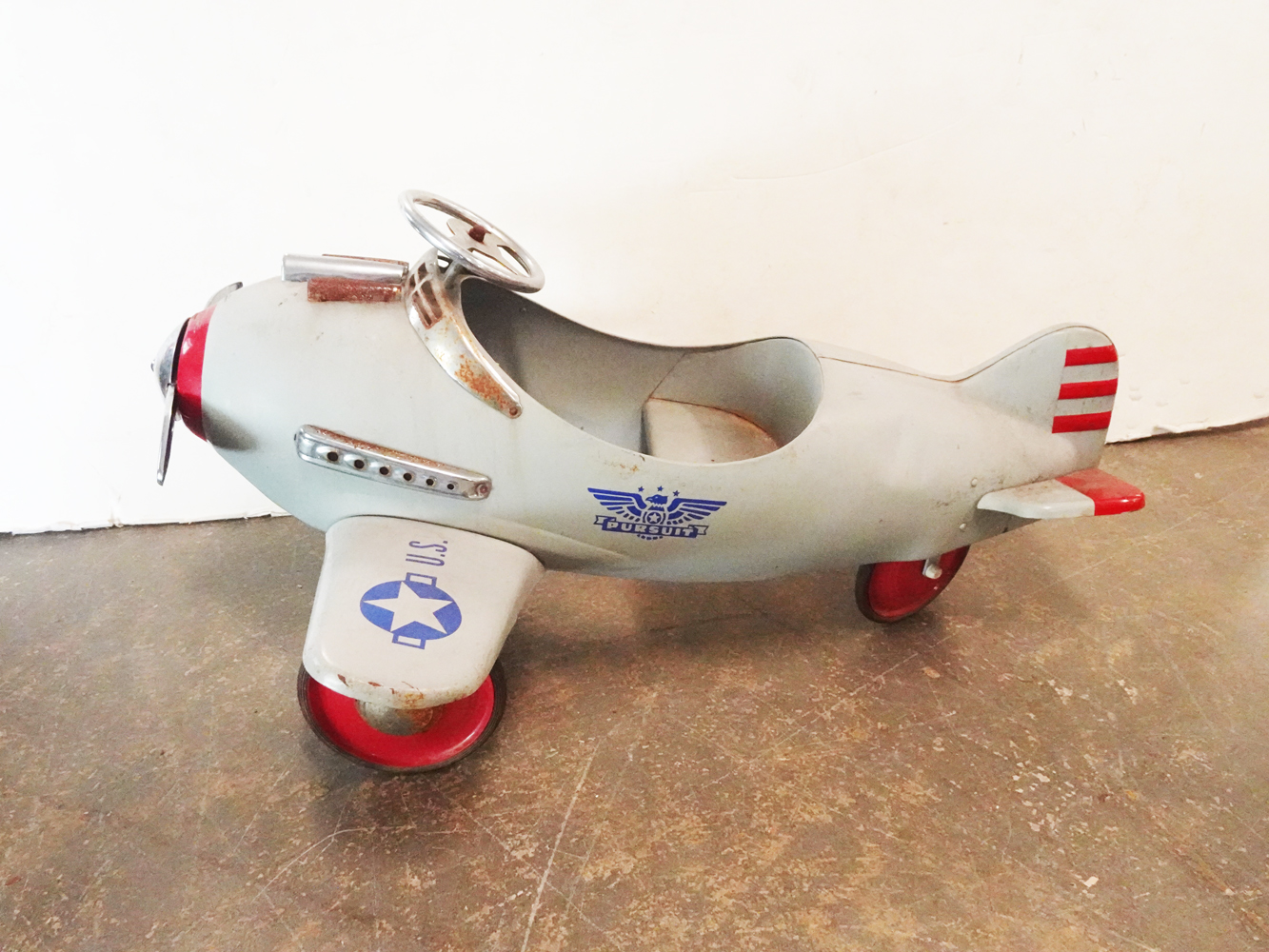 1960s or 1970s Murray Airflow Air Pursuit pedal airplane, 47in long with a 36in wingspan, tip to tip. Complete and in working order. Est. $250-$500. Image courtesy of Stephenson’s Auction