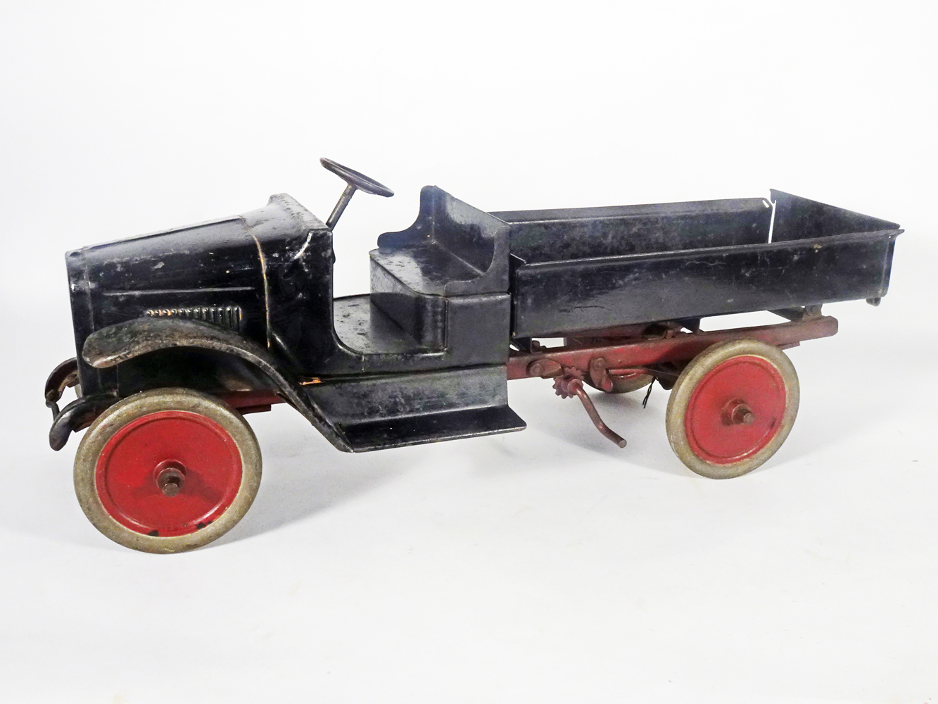 1920s Buddy L #201 ratchet dump truck, 25in long, manufactured between 1923-29. Est. $200-$400. Image courtesy of Stephenson’s Auction