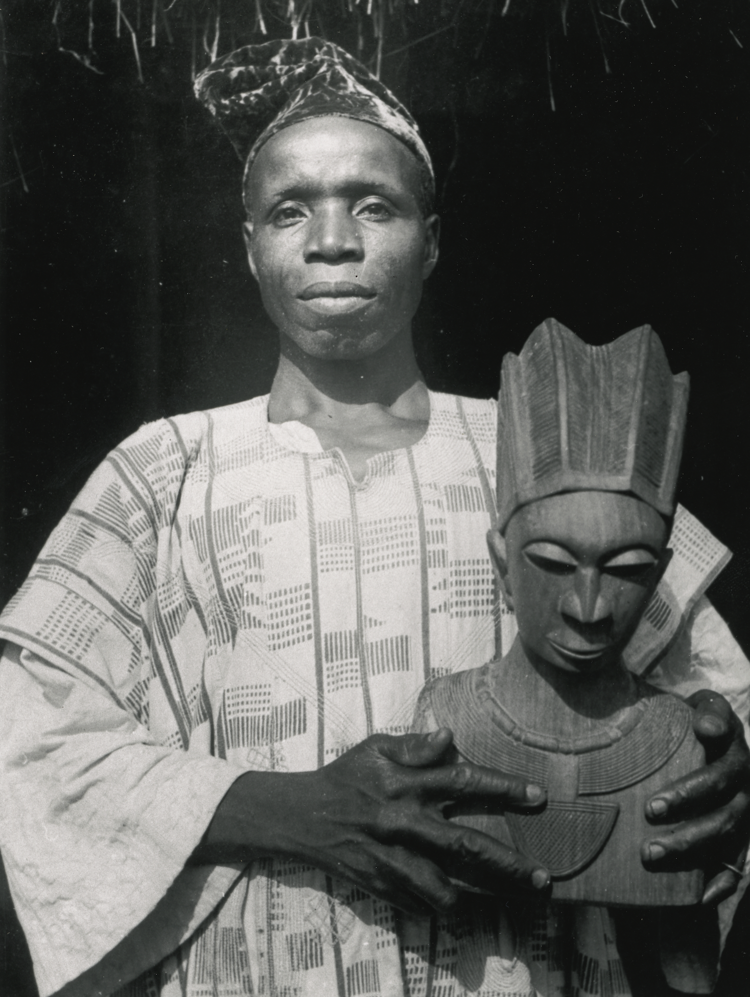  E. H. Duckworth, ‘Moshood Olusomo Bamigboye Holding a Portrait Bust.’ Ilofa, Kwara State, Nigeria, circa 1940. Danford Collection of West African Art and Artefacts, University of Birmingham, United Kingdom, inv. no. birrc-d432-1. © Research and Cultural Collections, University of Birmingham
