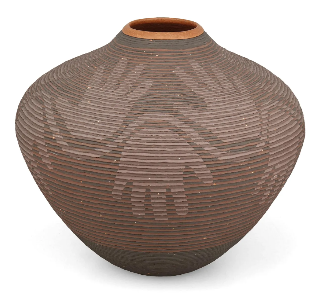 This 1991 Richard Zane Smith vessel, boasting a corrugated exterior decorated with three handprints, sold for $1,600 plus the buyer’s premium in May 2022. Image courtesy of John Moran Auctioneers and LiveAuctioneers.