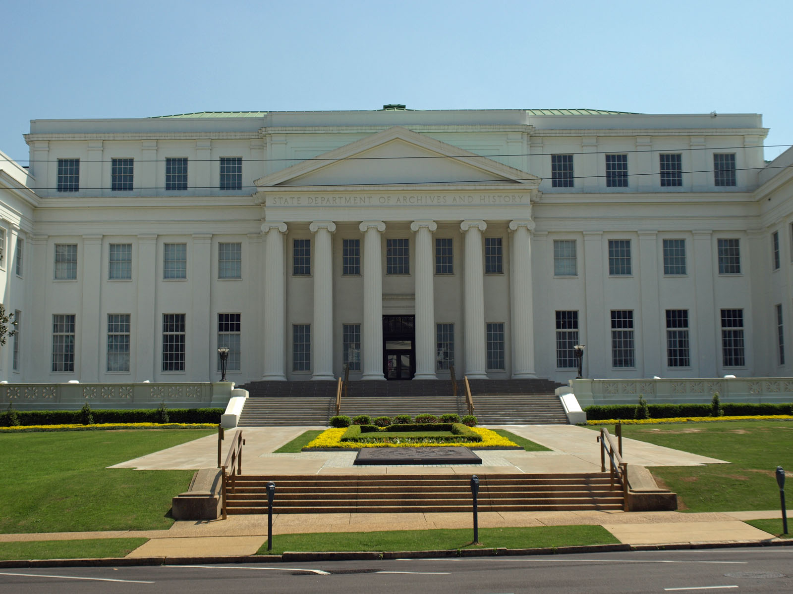 The Alabama Department of Archives and History in Montgomery, Ala., photographed in April 2009. During the week of August 8, the institution announced it had begun the process of returning Native American remains and funerary objects to the tribes from which they came, in accordance with federal law. Image courtesy of Wikimedia Commons, photo credit Chris Pruitt. Shared under the Creative Commons Attribution-Share Alike 3.0 Unported license.