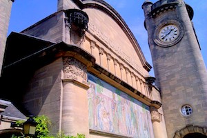 Exterior of the Horniman Museum and Gardens in London, photographed in July 2013. On August 7, the museum agreed to return its collection of Benin Bronzes to Nigeria, the country from which they were taken in the late 19th century. Image courtesy of WikiMedia Commons, photo credit Looshluz. Shared under the Creative Commons Attribution-Share Alike 4.0 International license.