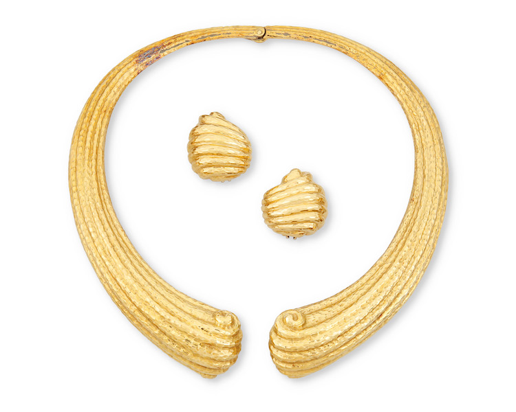 Set of scrolled, hammered 18K gold jewelry, est $8,000-$12,000