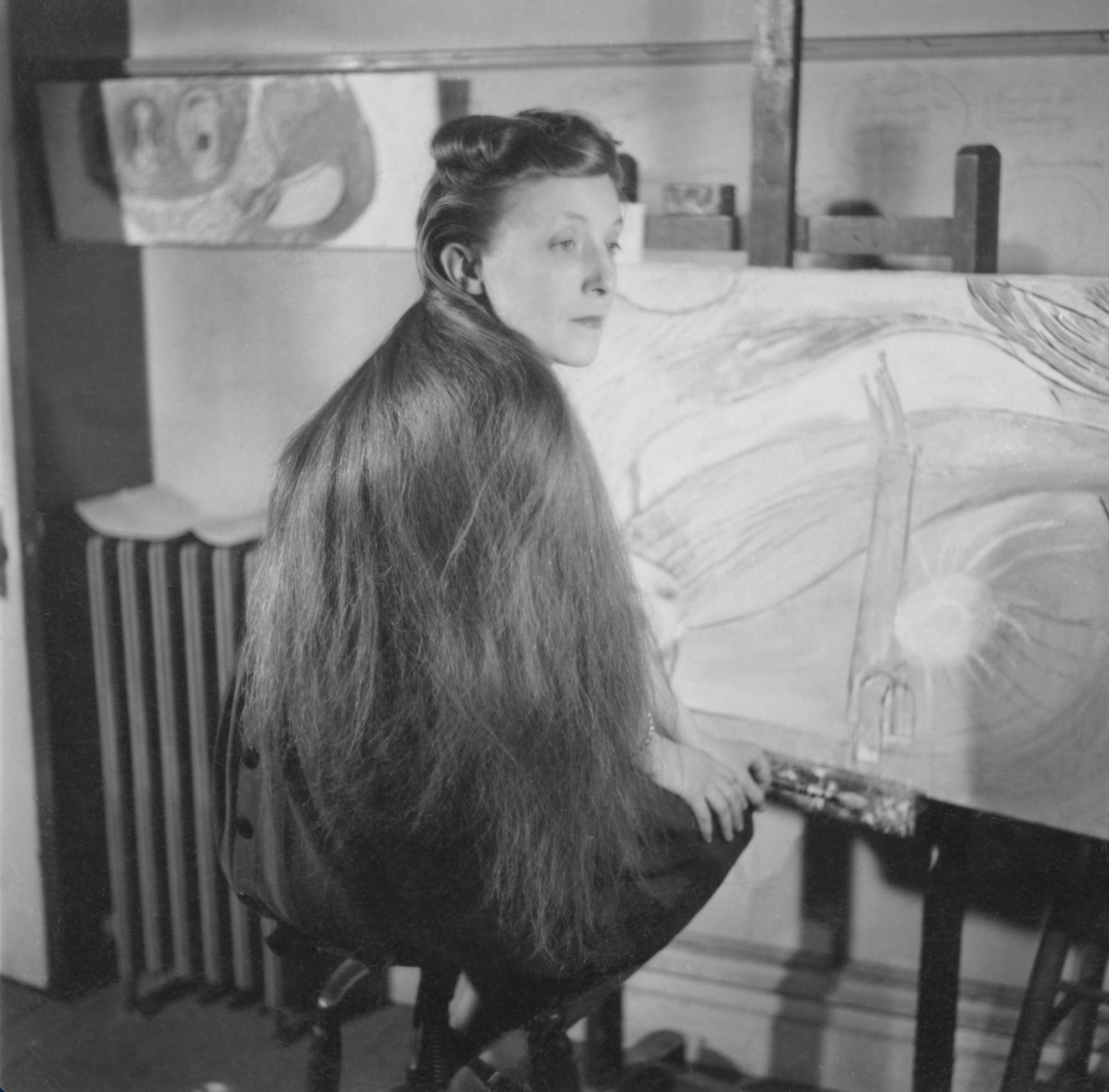 Unknown artist, ‘Louise Bourgeois in the studio of her apartment at 142 East 18th Street in NYC,’ circa 1946. Collection Louise Bourgeois archive, the Easton Foundation. © The Easton Foundation/Licensed by VAGA, NY.
