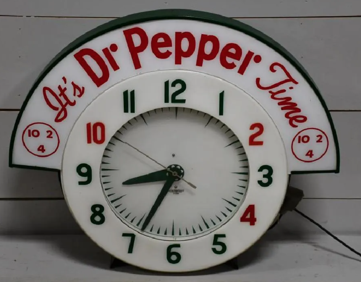 A lighted Cleveland Dr. Pepper advertising clock made $4,900 plus the buyer’s premium in August 2018. Image courtesy of Bright Star Antiques Co. and LiveAuctioneers.