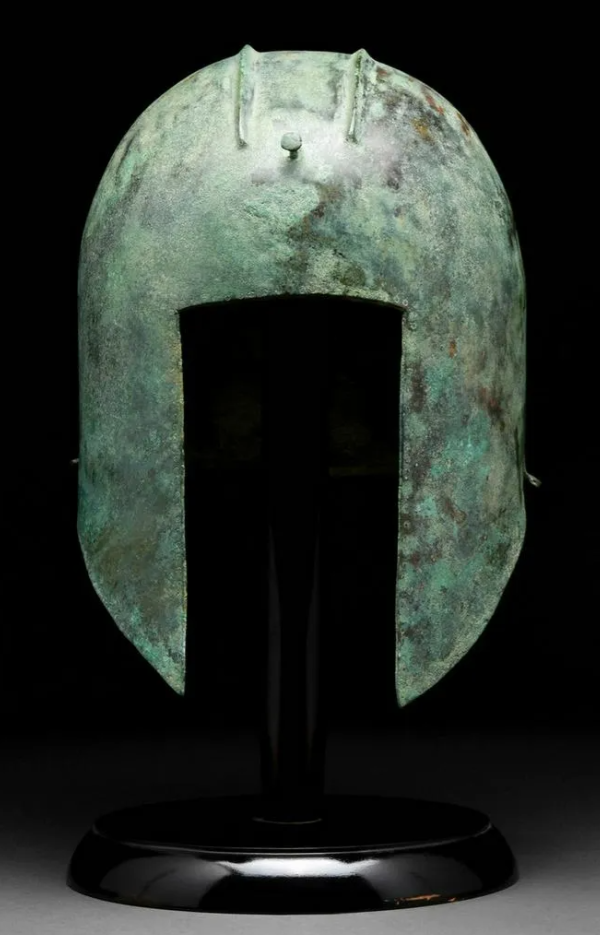 This archaic Greek Illyrian bronze hoplite helmet earned $55,704 plus the buyer’s premium at Apollo Art Auctions in March 2022. These helmets were favored in northern Greece hoplite citizen-soldiers, who were known for their bronze armor. This example has a deep blue-green patina and has a pronounced dome-like form.