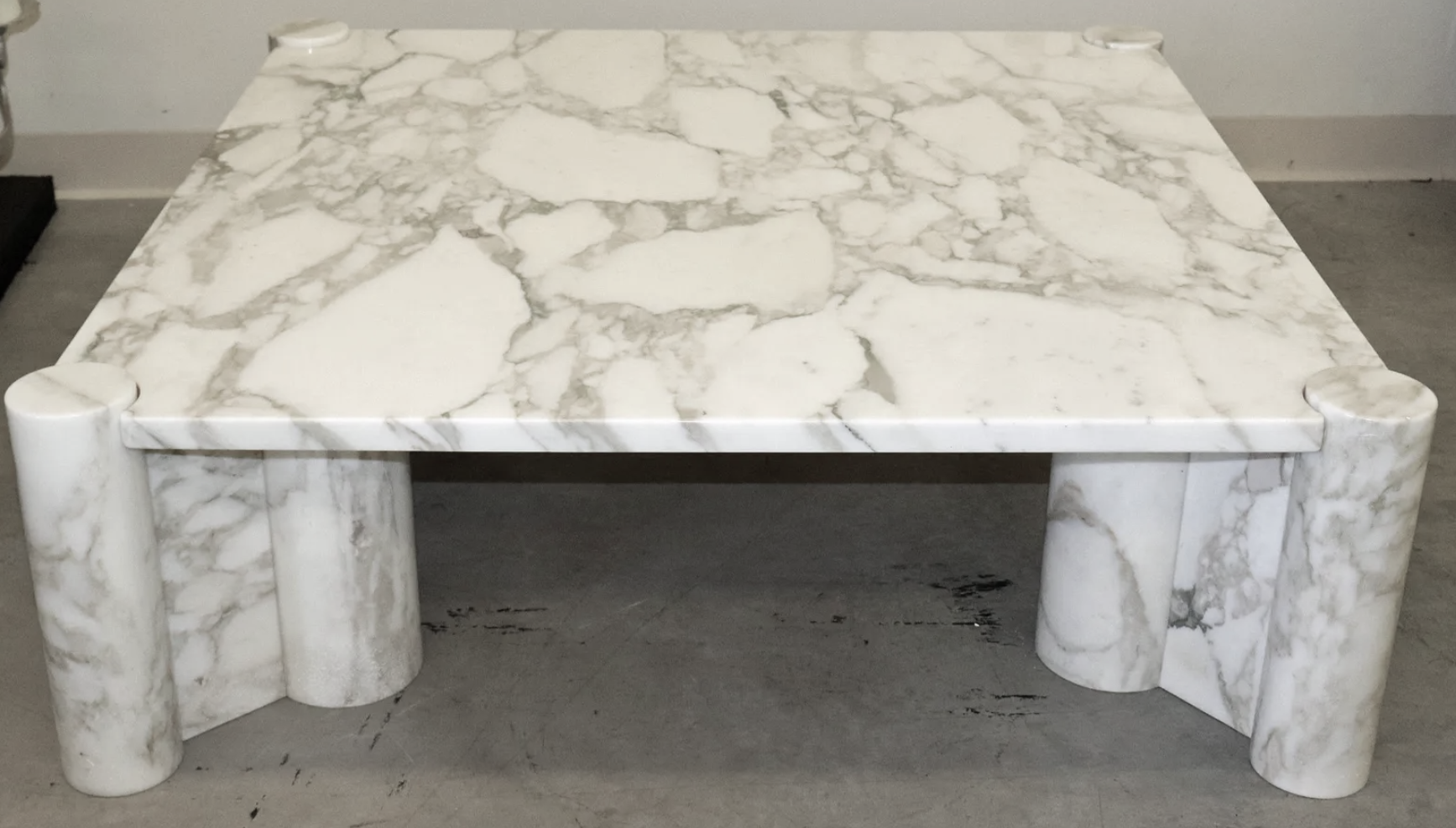 A Gae Aulenti Jumbo marble coffee table for Knoll achieved $13,000 plus the buyer’s premium in April 2022. Image courtesy of Vero Beach Auction and LiveAuctioneers.