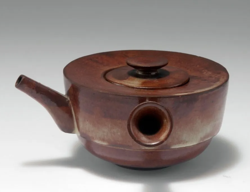 A petite Bauhaus teapot from 1923 made $27,442 plus the buyer’s premium in December 2016. Image courtesy of Quittenbaum Kunstauktionen GmbH and LiveAuctioneers.