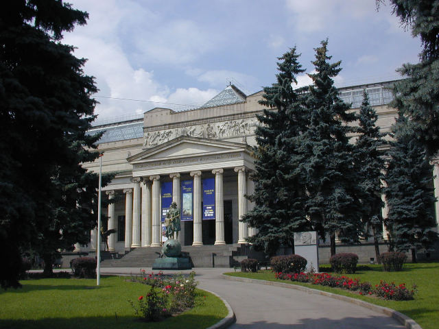 Exterior of the Pushkin Museum of Fine Arts in Moscow, shown in an undated photo. On September 14, the Polish minister for culture announced his intention to request the return of seven paintings looted from the country by the Soviet Red Army during World War II and ultimately housed in the museum. Image courtesy of Wikimedia Commons, photo credit Ghirlandajo. Shared under the Creative Commons Attribution-Share Alike 3.0 Unported license.
