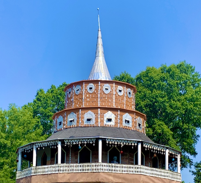 The iconic Paradise Garden building the World’s Folk Art Church, photographed in 2022. Image courtesy of Paradise Garden Foundation. 