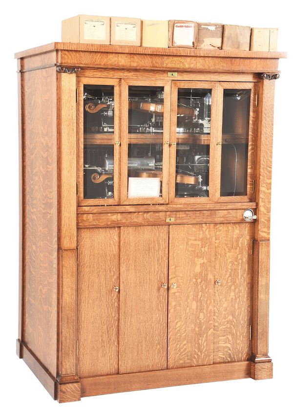 Mills Novelty Co., Deluxe Violano-Virtuoso with dual violins, circa early 1920s, beautifully finished North American quartered oak cabinet. Plays immaculately. Estimate $40,000-$80,000. Courtesy of Morphy Auctions