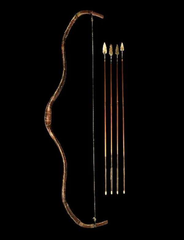 Four Mughal arrows and a painted, lacquered recurved wooden bow featuring running foliage designs attained £1,100 (about $1,308) plus the buyer’s premium in May 2014. Images courtesy of TimeLine Auctions Ltd. and LiveAuctioneers