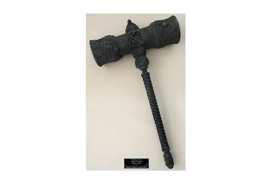 War mallet prop used on screen by the Emperor of Outworld character in ‘Mortal Kombat Annihilation,’ estimated at $2,000-$4,000. Image courtesy of Premiere Props and LiveAuctioneers