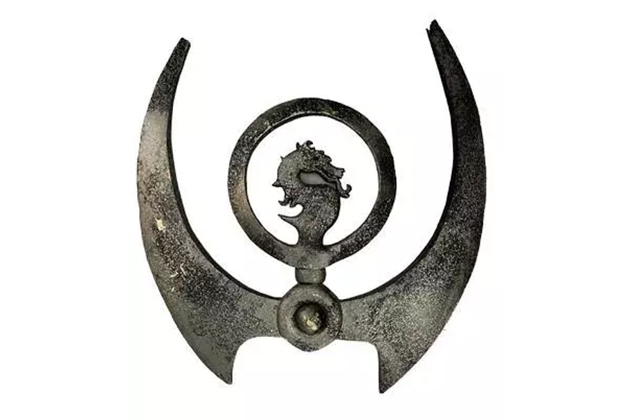Head of a spear from the lair of the Shang Tsung character in the film ‘Mortal Kombat,’ estimated at $2,000-$4,000. Image courtesy of Premiere Props and LiveAuctioneers