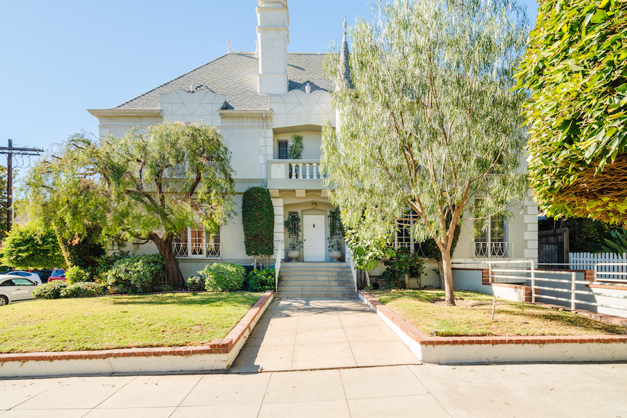 A circa-1930s townhouse in which the Warner Bros. studio housed its actresses, including Greta Garbo, Marlene Dietrich, and Marilyn Monroe, has listed for $899,000. Courtesy of TopTenRealEstateDeals.com. Photo credit Neue Focus