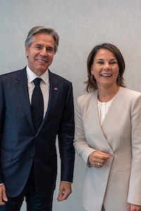 German Foreign Minister Annalena Baerbock (right), photographed with U.S. Secretary of State Antony J. Blinken during a November 2022 meeting un Munster, Germany. Baerbock will personally return 20 Benin Bronzes to Nigeria during a trip scheduled for the week of December 18. Image courtesy of Wikimedia Commons, photo credit the U.S. Department of State. As a work of the U.S. federal government, the image is in the public domain.