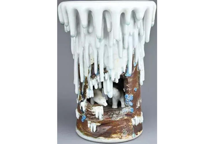 A vase depicting polar bears, made by the Makuzu Kozan workshop in Japan, sold for £22,000 (about $27,100) plus the buyer’s premium at Ma San Auctions in Bath, England on December 2. Image courtesy of Antiques Trade Gazette