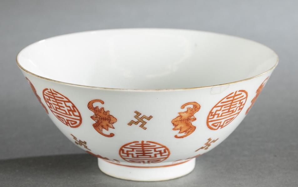 Chinese Shou-design porcelain bat bowl, circa late Qing dynasty, having iron-red bats and lettering; golden rim and Tongzhi mark. Estimate: $200-$400. Image courtesy of Quinn’s Auction Galleries