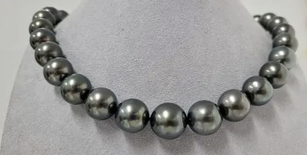 Peacock Tahitian pearl necklace, estimated at $7,000-$8,000