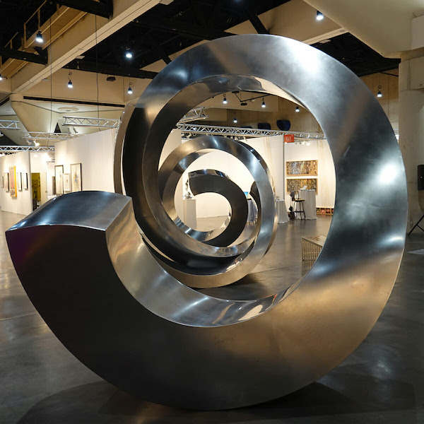 Another abstract metal sculpture by Gino Miles, who will create an installation for the 2023 Palm Beach Show. Image courtesy of the Palm Beach Show